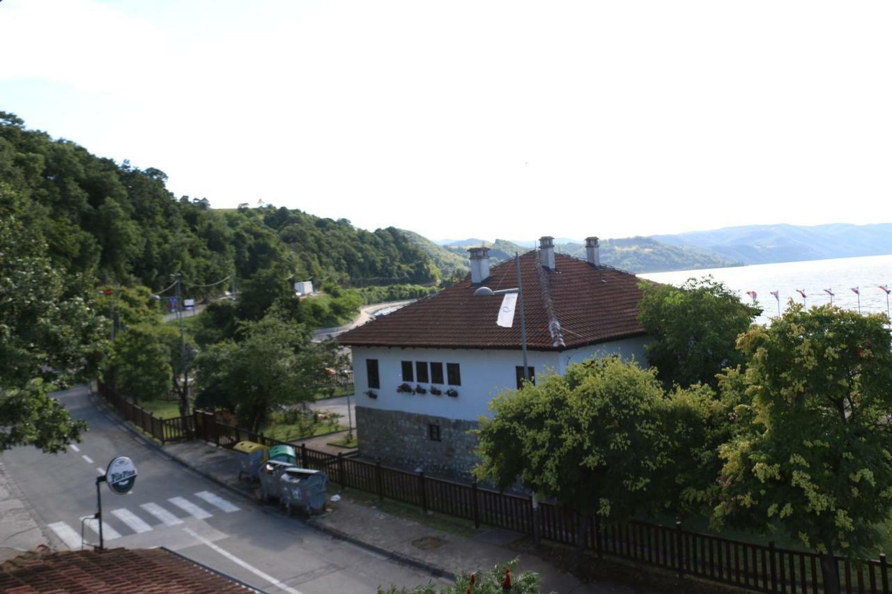 Hostel Trajan Долни Милановац Екстериор снимка